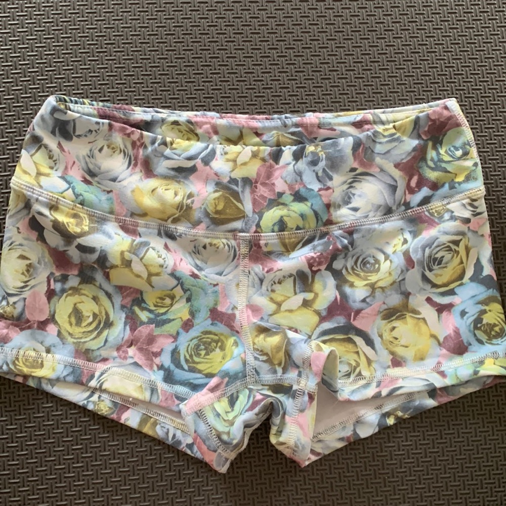 Fleo Withered Rose Shorts Size Small Mid-rise 2.5”